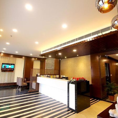 Отель Chirag Residency Нью-Дели Экстерьер фото