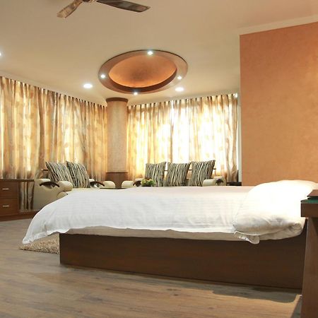 Отель Chirag Residency Нью-Дели Экстерьер фото