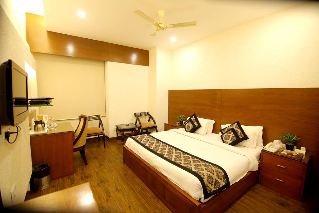 Отель Chirag Residency Нью-Дели Экстерьер фото