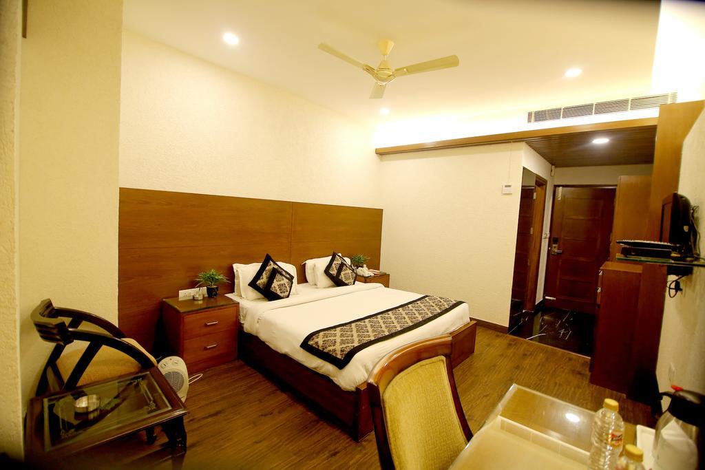 Отель Chirag Residency Нью-Дели Экстерьер фото