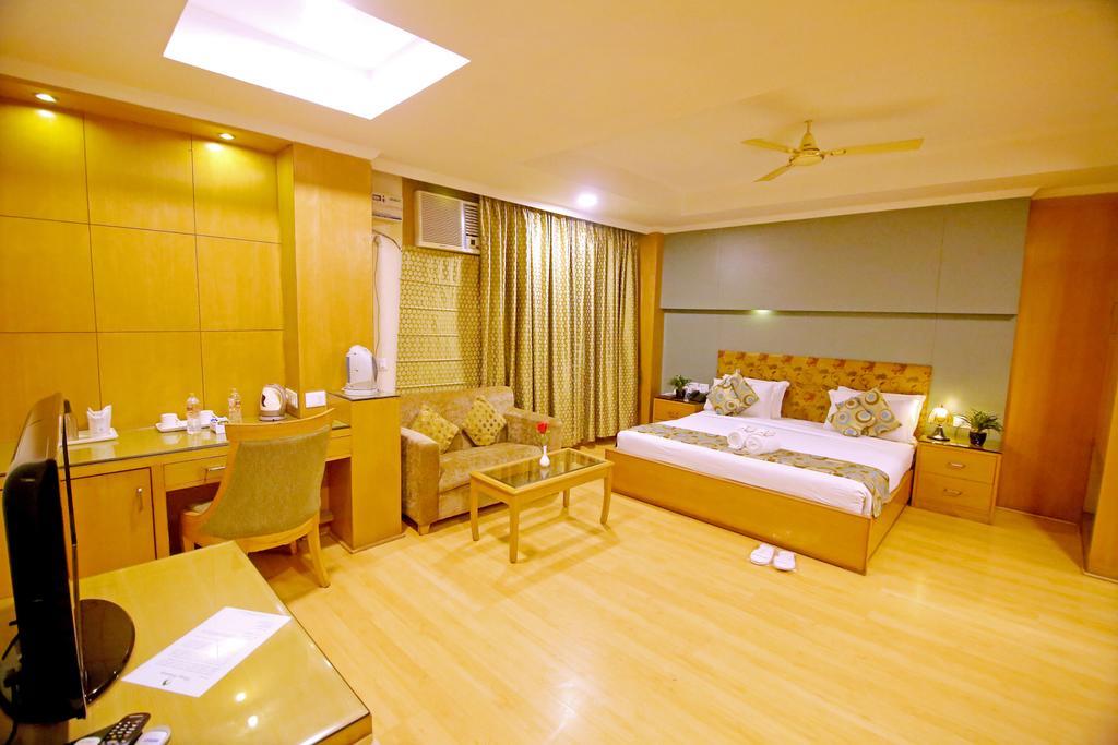 Отель Chirag Residency Нью-Дели Экстерьер фото